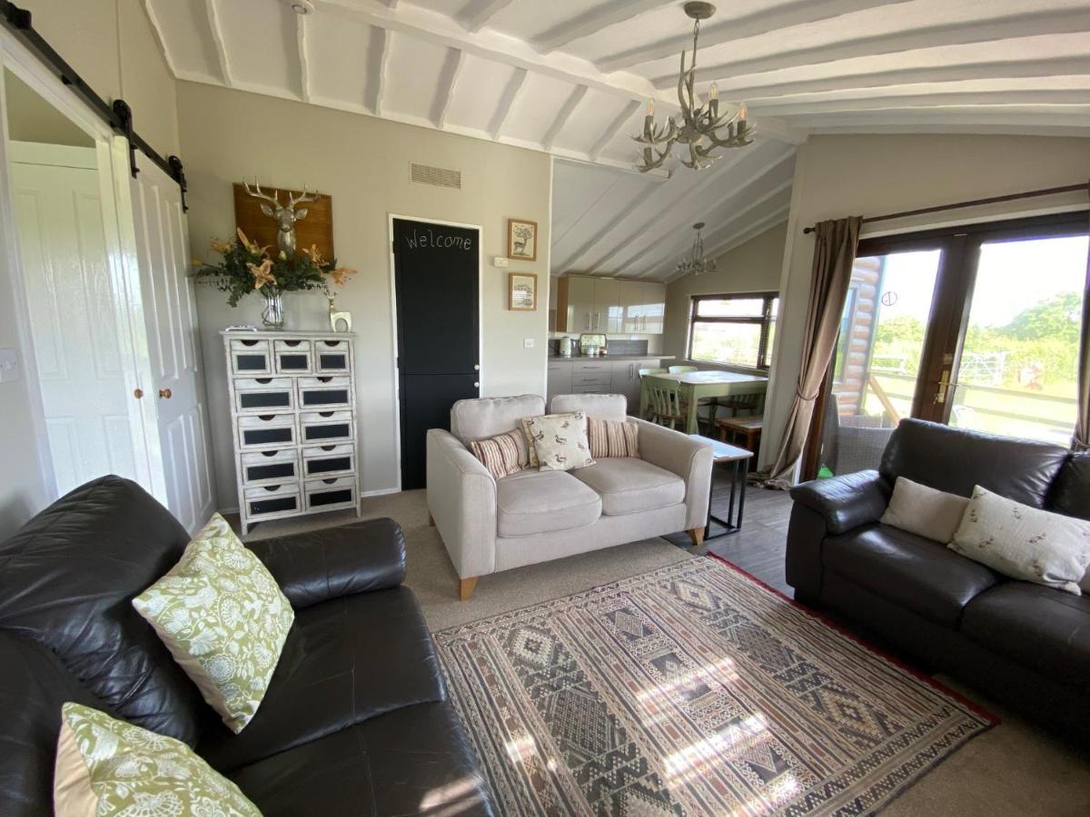 Rew Farm Country & Equestrian Accommodation - Sunrise Lodge เมลค์แชม ภายนอก รูปภาพ