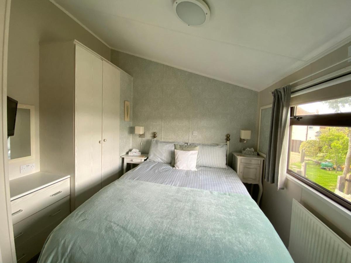 Rew Farm Country & Equestrian Accommodation - Sunrise Lodge เมลค์แชม ภายนอก รูปภาพ