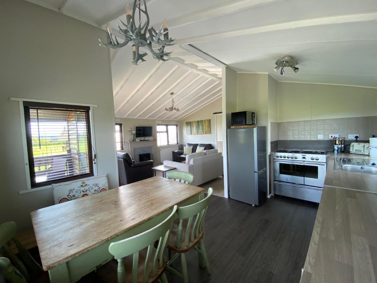Rew Farm Country & Equestrian Accommodation - Sunrise Lodge เมลค์แชม ภายนอก รูปภาพ