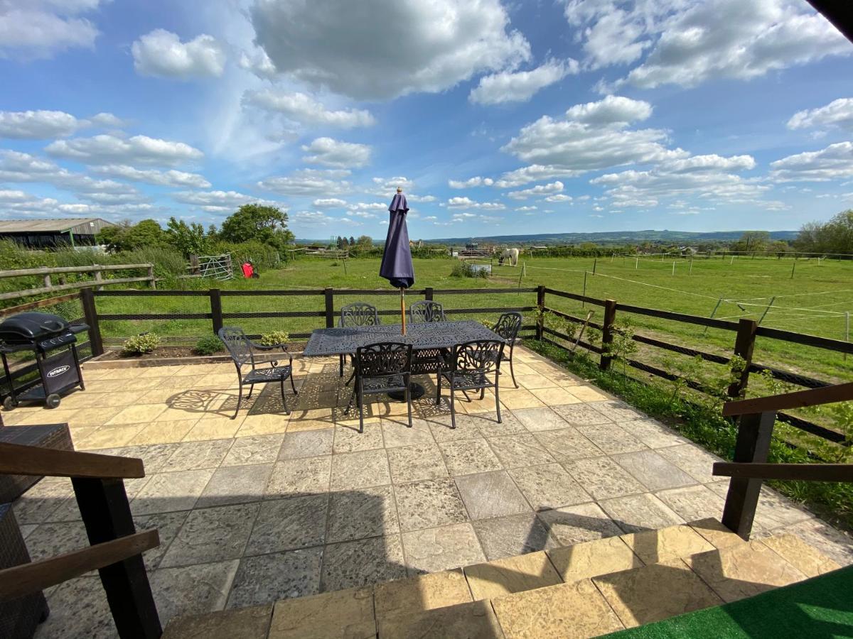 Rew Farm Country & Equestrian Accommodation - Sunrise Lodge เมลค์แชม ภายนอก รูปภาพ