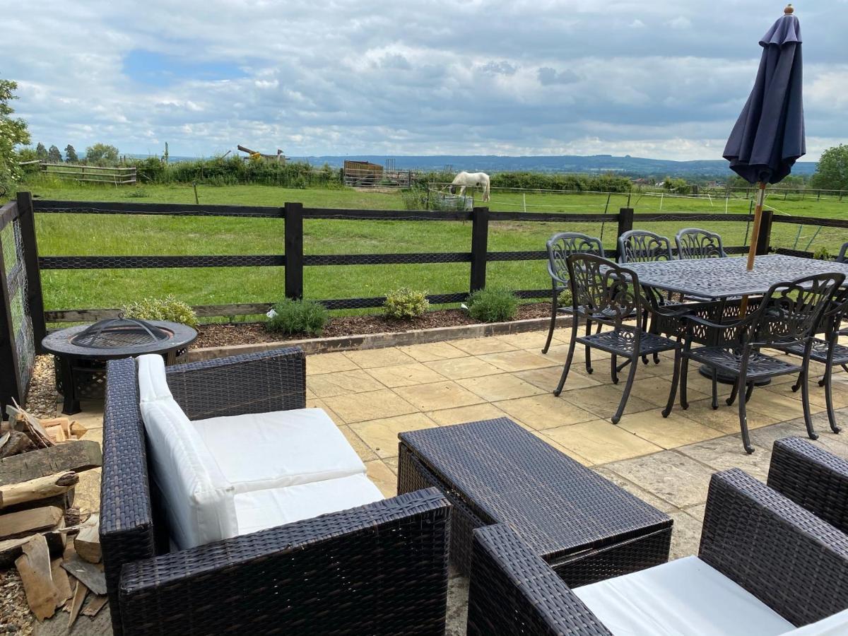 Rew Farm Country & Equestrian Accommodation - Sunrise Lodge เมลค์แชม ภายนอก รูปภาพ