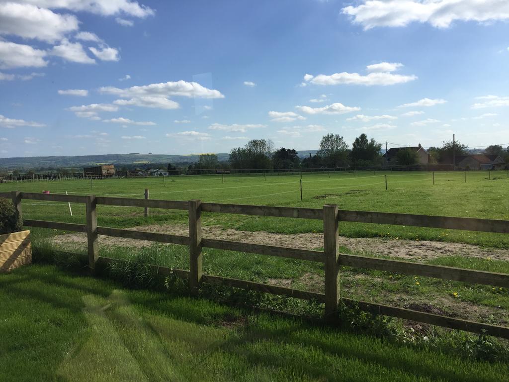 Rew Farm Country & Equestrian Accommodation - Sunrise Lodge เมลค์แชม ภายนอก รูปภาพ